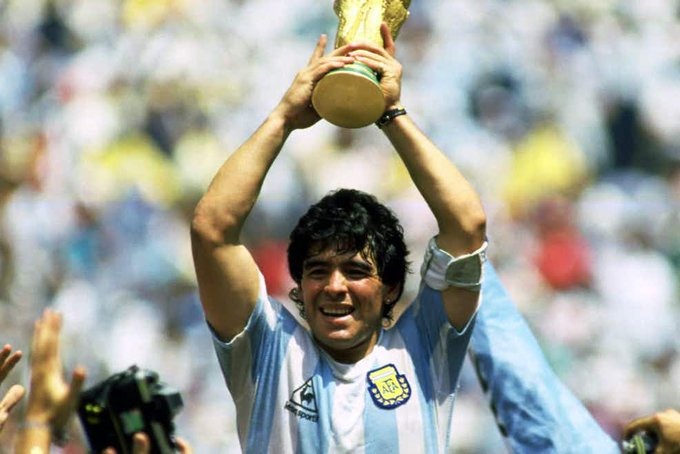 El astro del fútbol Mundial, Diego Armando Maradona fallece a los 60&nbsp;años