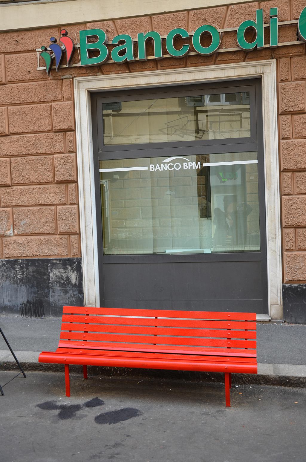 Génova.- Un banco rojo en calle Galata como testimonio de cercanía entre Municipio y las víctimas de&nbsp;violencias