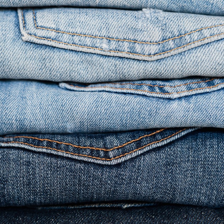 Genova Jeans, da ieri stasera illuminazione speciale in via del Campo e in piazza don Gallo: blu e rosso in omaggio a Garibaldi, al via le visite&nbsp;guidate