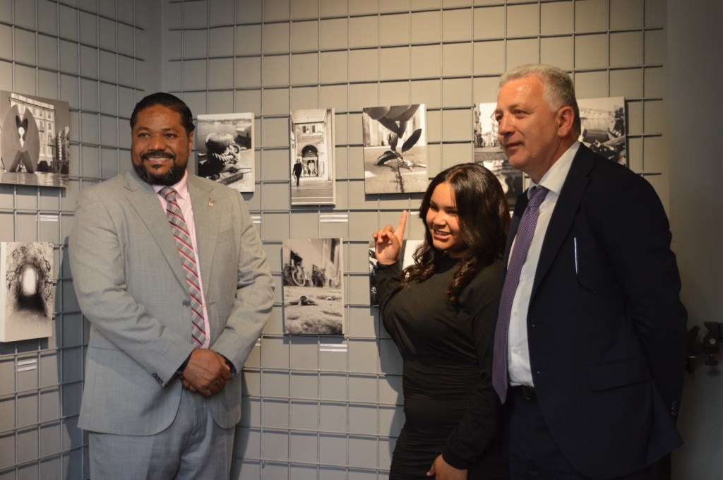 Cónsul Nelsón Carela Luna, participa en la Muestra fotográfica, ‘Medio ambiente y sociedad’ en donde resultó ganadora la Dominicana Carolina&nbsp;Ortiz