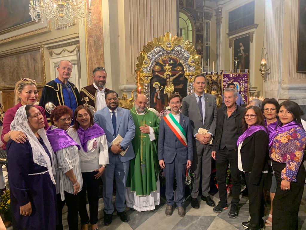 Loano.- La comunidad Latinoamericana, celebró con una misa la fiesta de la ‘Señor de los Milagros’, presente autoridades diplomáticas de Rep. Dominicana y&nbsp;Perú.