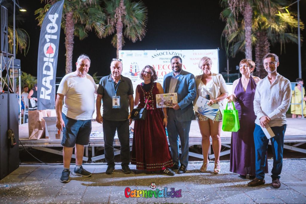 La Asoc. Vecchia Loano, celebra el Carnaval de Verano y Otorga mención Honoraria al Lcdo. Nelsón Carela, Cónsul Gral de la República&nbsp;Dominicana