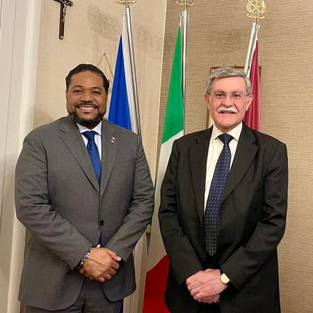 Cónsul General de la República Dominicana Lcdo Nelson Carela, saluda al Lcdo Orazio D’anna.