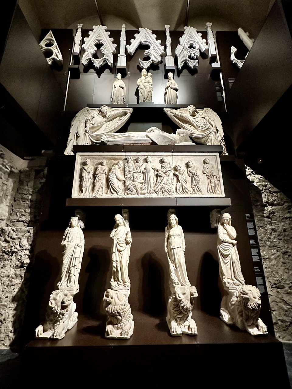 Inaugurato al Museo Diocesano il monumento Fieschi, 124 frammenti, su una parete di 8 metri per una suggestiva&nbsp;grandiosità