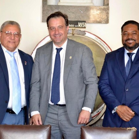 En la ciudad de Savona, en la Salón del Municipio del Palacio Cívico, sede del ayuntamiento, el Sindico Marco Russo,  junto a la secretaria General Lcda Lucia Bacciu, recibieron a la delegación Dominicana, misma que fue encabezado por el Lcdo Nelsón Carela Luna, Cónsul General de la República Dominicana en Génova, junto al Lcdo Miguel Angel Guarcoya Cabral, Sindico de la ciudad de Moca, el Vice Cónsul Emenegildo Hernández Javier.