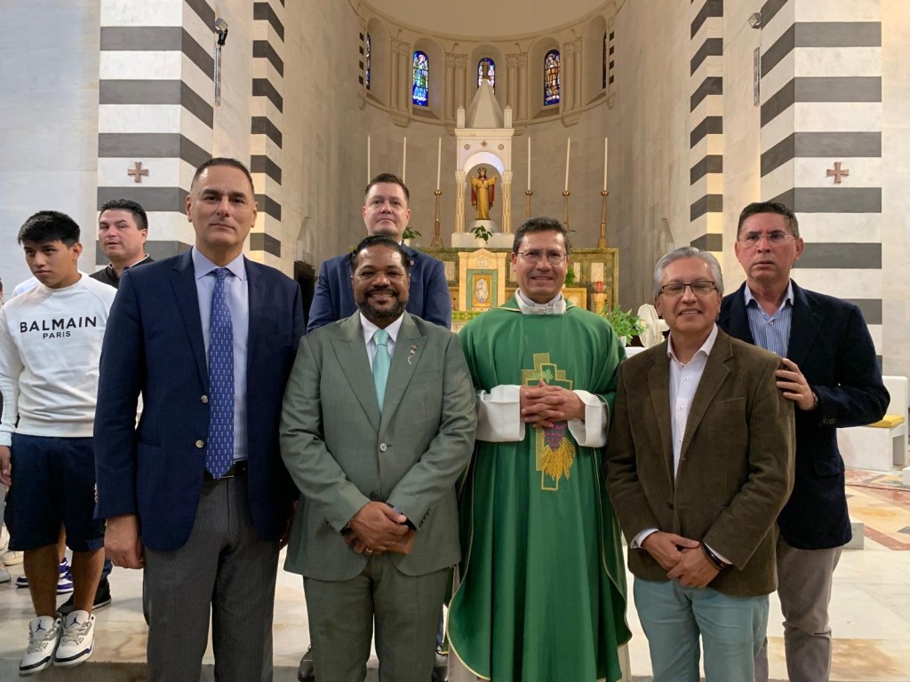 La Comunidad de Latinos en Don Bosco despiden al Padre Daniel Coronel presente el Cónsul General Dominicano a&nbsp;Génova.