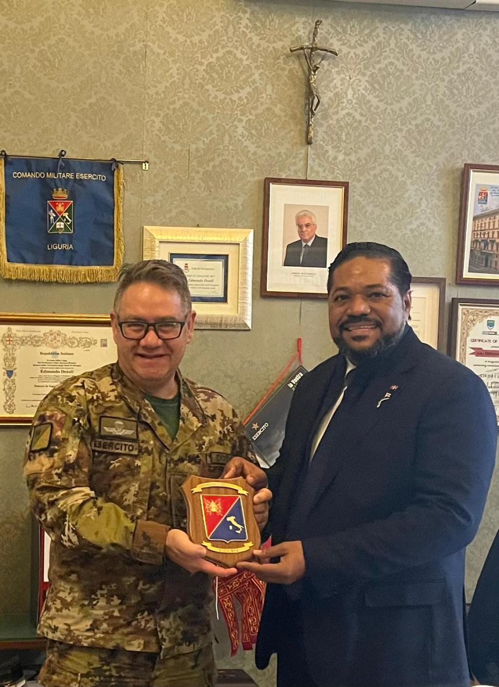 El Comando Militar de la Región Liguria saluda al Cónsul General Dominicano Nelson Carela&nbsp;Luna