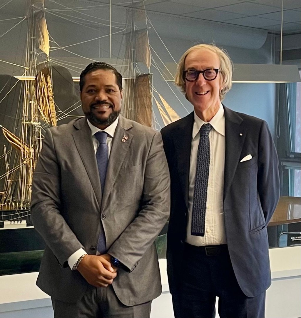 Encuentro entre el Decano Augusto Cosulich y el Cónsul General Dominicano Nelson Carela&nbsp;Luna